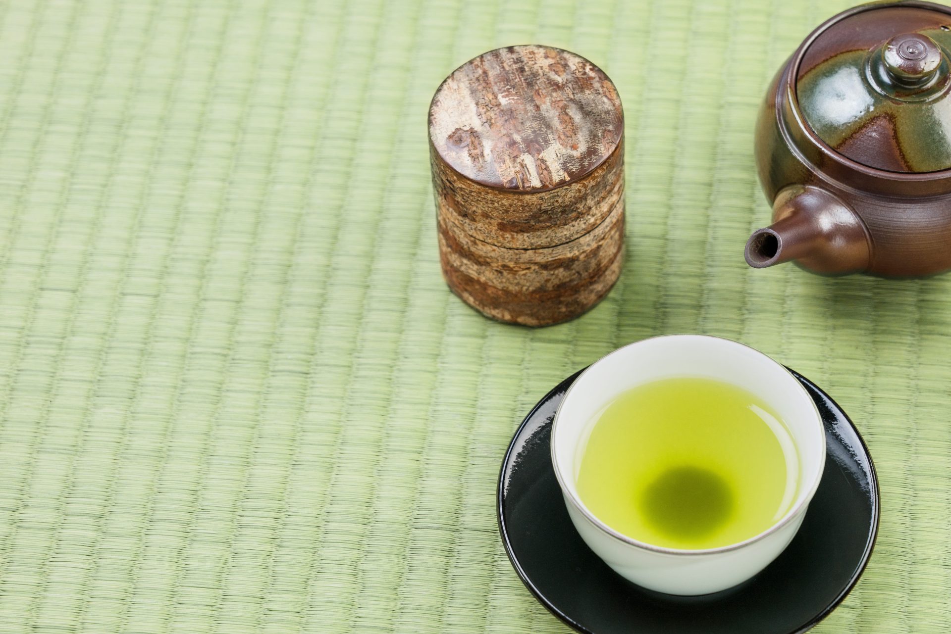 温かいお茶に溶かして飲む